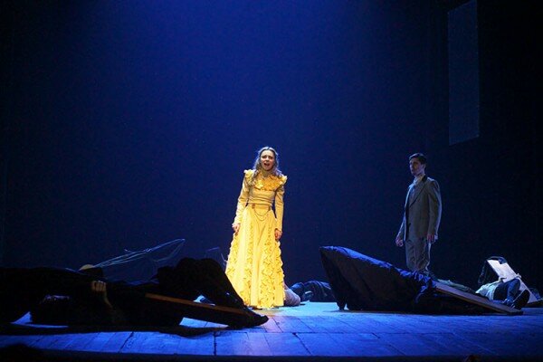 Надзея Яноўская (Юлія Крашэўская) з Андрэем Беларэцкім (Дзмітрый Каваленка). Прэм’ера спектакля “Дзікага палявання караля Стаха” ў пастаноўцы Юрыя Лізянгевіча ў Нацыянальным акадэмічным драматычным тэатры імя Якуба Коласа. Фота Сержука Серабро