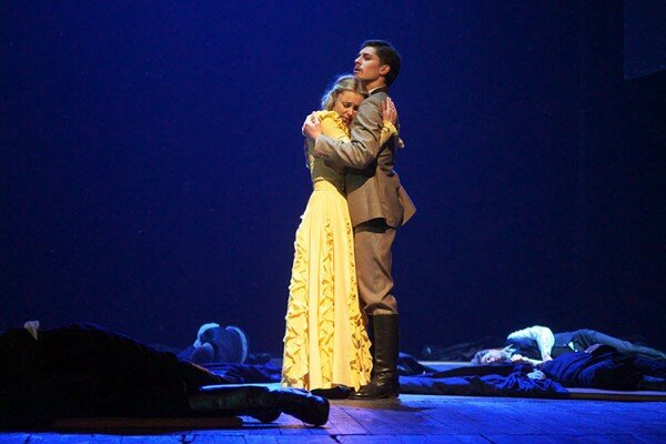 Надзея Яноўская (Юлія Крашэўская) з Андрэем Беларэцкім (Дзмітрый Каваленка). Прэм’ера спектакля “Дзікага палявання караля Стаха” ў пастаноўцы Юрыя Лізянгевіча ў Нацыянальным акадэмічным драматычным тэатры імя Якуба Коласа. Фота Сержука Серабро