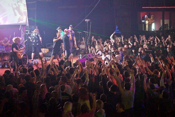 В витебском клубе «Энергия» в рамках тура «Культпросвет» состоялся концерт группы «Ляпис Трубецкой». 2011 год. Фото Сергея Серебро В витебском клубе «Энергия» в рамках тура «Культпросвет» состоялся концерт группы «Ляпис Трубецкой». 2011 год. Фото Сергея Серебро