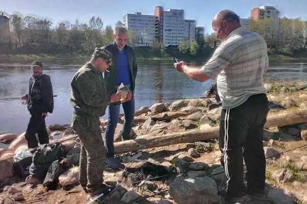 На Дзвіне ў цэнтры Віцебска злавілі вялізнага карася. Фота Сержука Серабро На Дзвіне ў цэнтры Віцебска злавілі вялізнага карася. Фота Сержука Серабро