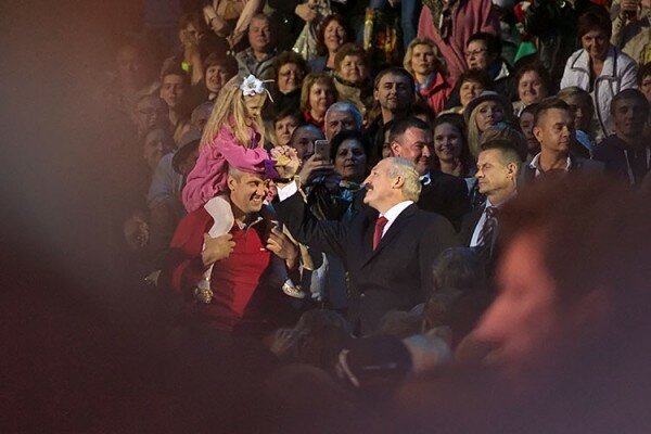 Александр Лукашенко идет на сцену Летнего амфитеатра. Гала-концерт закрытия XXIV Международного фестиваля искусств «Славянский базар в Витебске». Фото Сергея Серебро