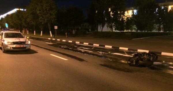 Место ДТП на Московском проспекте в Витебске, где мотоциклист на YAMAHA YZF-R1 сбил семейную пару. Фото СК