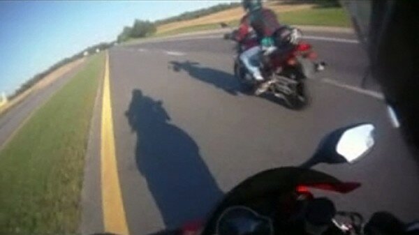 В результате погони в Витебске задержали мотоциклиста, ехавшего без номеров. Кадр из видео УГАИ УВД Витебского облисполкома