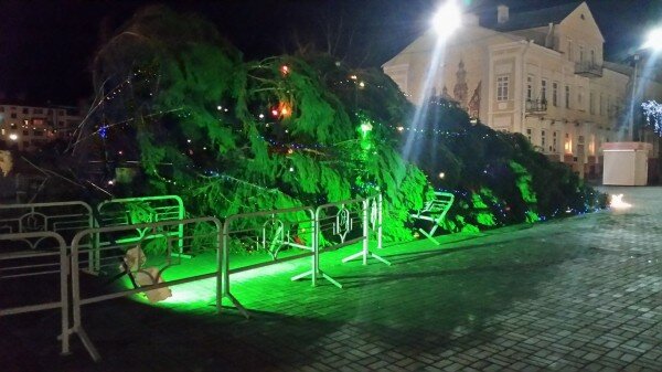 В Полоцке обрушилась главная новогодняя ёлка. Фото vk.com/wall225968490_725