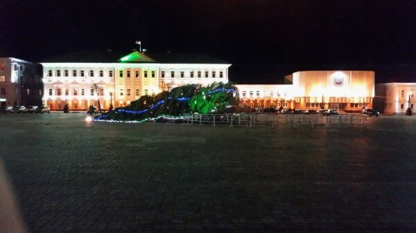 В Полоцке обрушилась главная новогодняя ёлка. Фото vk.com/wall225968490_725