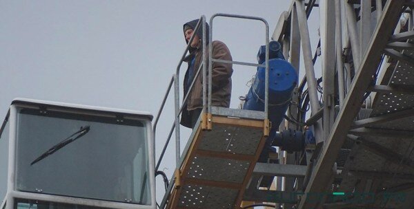 Парень из Витебска, которому не платили зарплату, в Минске забрался на кран и требует встречи с журналистами. Фото «Еврорадио»