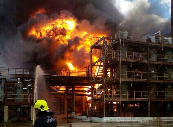Ликвидация пожара в цехе №104 на «Полимире» в Новополоцке. Фото Юра Гузаревич-Молоток / vk.com/ugik2014
