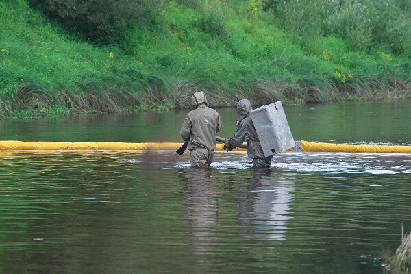 Спасатели обрабатывают поверхность реки сорбентом. Фото Сергея Серебро