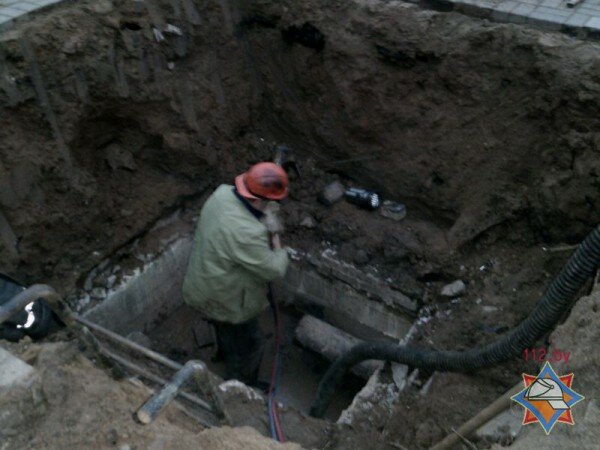 В Новополоцке прорвало трубопровод горячего водоснабжения. Фото МЧС