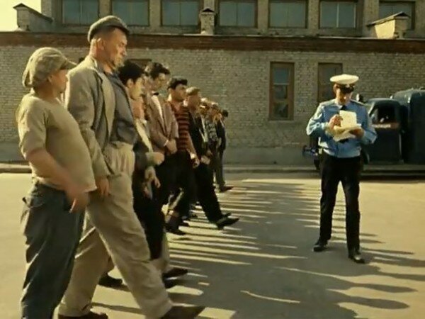 Ну, граждане алкоголики, тунеядцы, хулиганы, кто хочет поработать? Кадр из советской кинокомедии