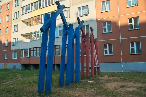 Детская площадка у дома №15 корпус 4 на улице Петруся Бровки в Витебске. Фото Сергея Серебро