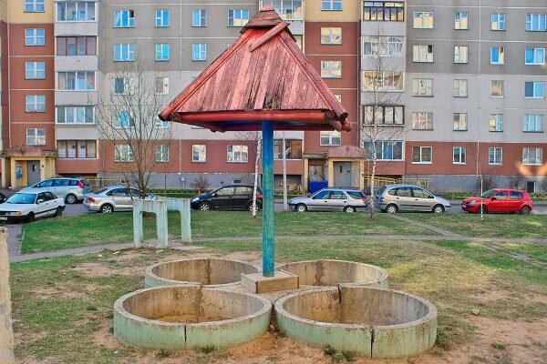 Детская площадка у дома №15 корпус 4 на улице Петруся Бровки в Витебске. Фото Сергея Серебро