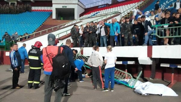 На вчерашнем футбольном матче «Витебск»—«БАТЭ» обрушилось ограждение зрительских рядов. Фото @belultras / nstagram.com