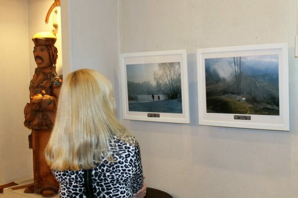 У Віцебскім культурна-гістарычным цэнтры «Задзвінне» адкрылася традыцыйная фотавыстава «Мы з Беларусі». Фото Юрыя Шэпелева