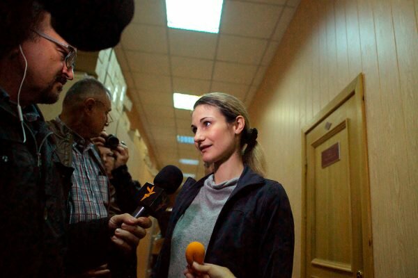 Ольга Степанова общается с журналистами у дверей кабинета судьи. Фото Сергея Серебро