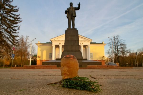 Бюст Ленина из холодца у подножия великого собрата. Фото Сергея Серебро