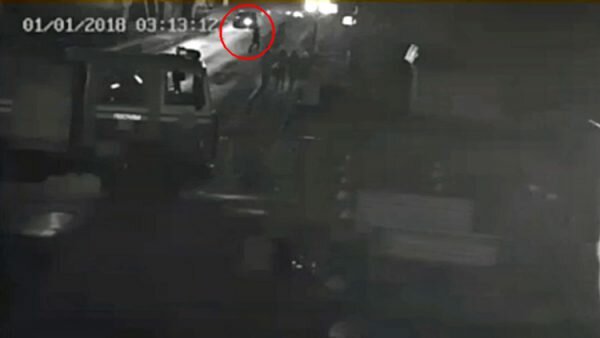 Людей у новогодней елки в Поставах от «Volvo» пьяного водителя спасла пожарная машина. Кадр из видео