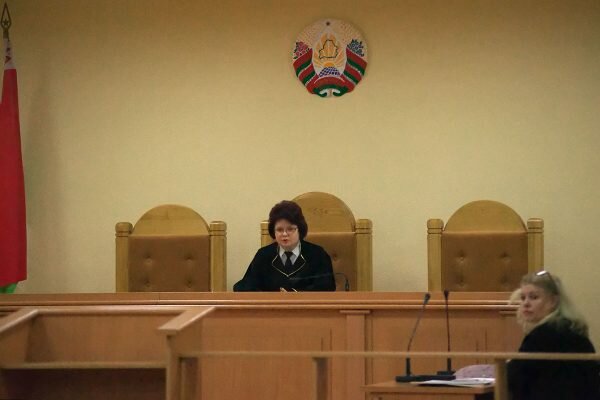 Рассмотрение уголовного дела Ольги Степановой, у которой при домашних родах умер ребенок, началось без подсудимой. Фото Сергея Серебро