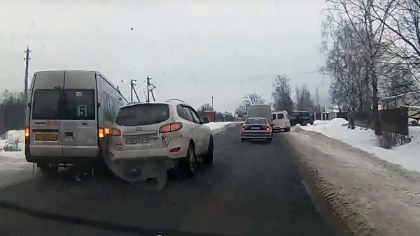 В Экимани маршрутка врезалась в две легковушки и вылетела в кювет