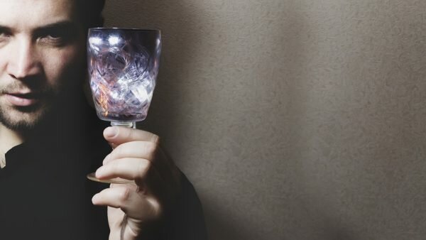 Мужчина с бокалом. Флирт. Фото pixabay.com