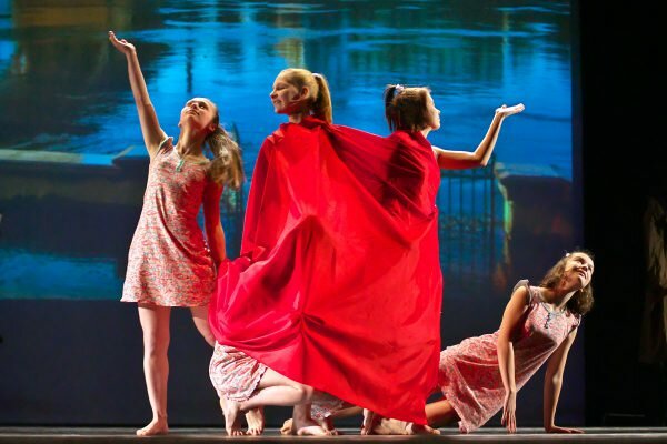 В Витебске «Танцующий город» собрал деньги для Кристины Боровко. Фото Сергея Серебро