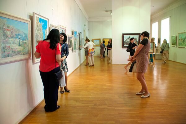 В Витебском художественном музее открылась выставка известного российского художника Никаса Сафронова «Весна впечатлений – Никас. Живопись. Оптимизм». Фото Сергея Серебро