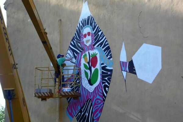 Завершение работы над муралом «Исследователь миров». Фото Юрия Шепелева