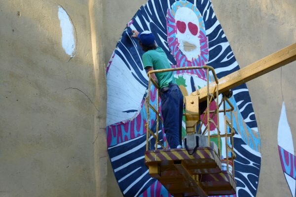 Завершение работы над муралом «Исследователь миров». Фото Юрия Шепелева