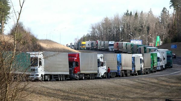 Автомобильная пробка на границе с Россией в Дубровенском районе. Фото ГАИ