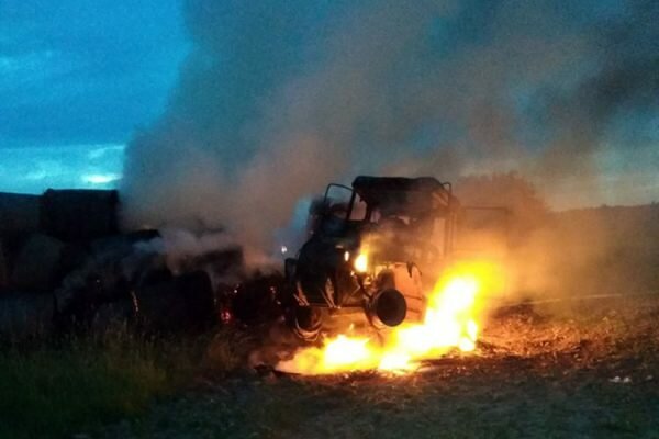 Серия пожаров сельхозтехники продолжается — трактор сгорел в Браславском районе. Фото из социальных сетей