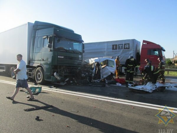 В Дубровенском районе пикап влетел в лоб фуре, его водитель погиб, а пассажирка в больнице. Фото МЧС