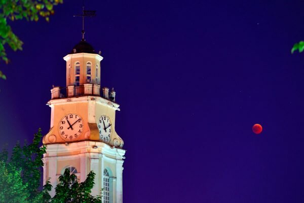 Кровавая Луна и Марс над Витебском. Фото Сергея Серебро