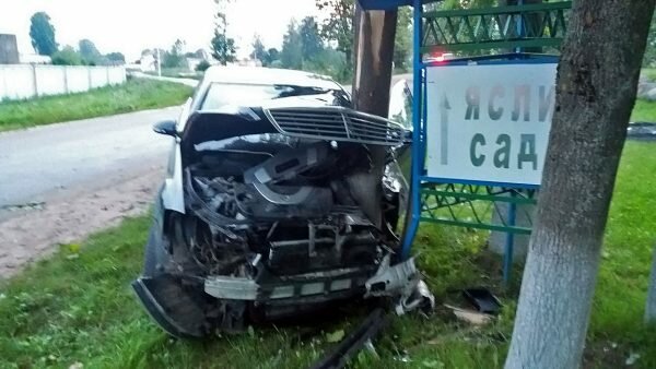 Под Витебском водитель «Mercedes-Benz S500» удирая от ГАИ разбил авто о дерево. Фото ГАИ