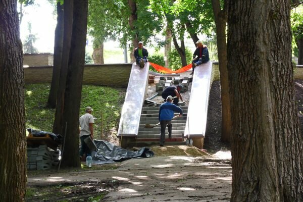 В парке Фрунзе доделывают одну из лестниц. Фото Юрия Шепелева