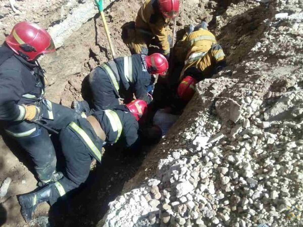 В Витебске снова засыпало рабочего в траншее, на этот раз его удалось спасти. Фото МЧС