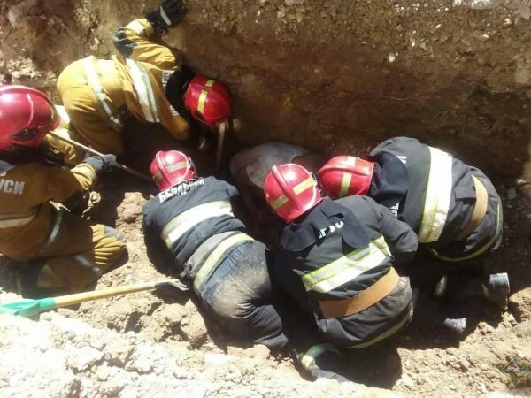 В Витебске снова засыпало рабочего в траншее, на этот раз его удалось спасти. Фото МЧС