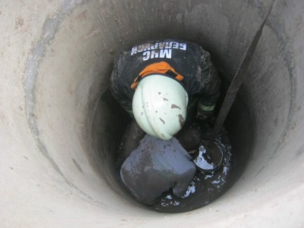 Пенсионер чистил колодец в Полоцком районе, когда его стала засасывать глина, дедушку успели вытащить спасатели. Фото МЧС