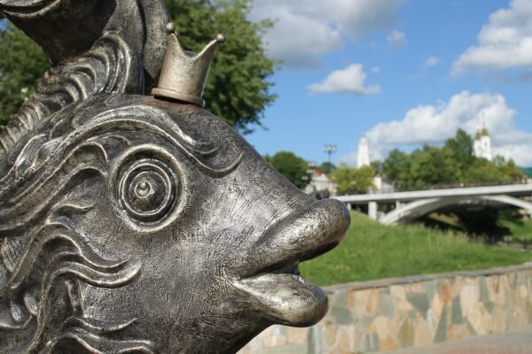Вандалы повредили в Витебске скульптуру золотой рыбки — из ее пасти вырвали ключ с названием города. Фото Юрия Шепелева