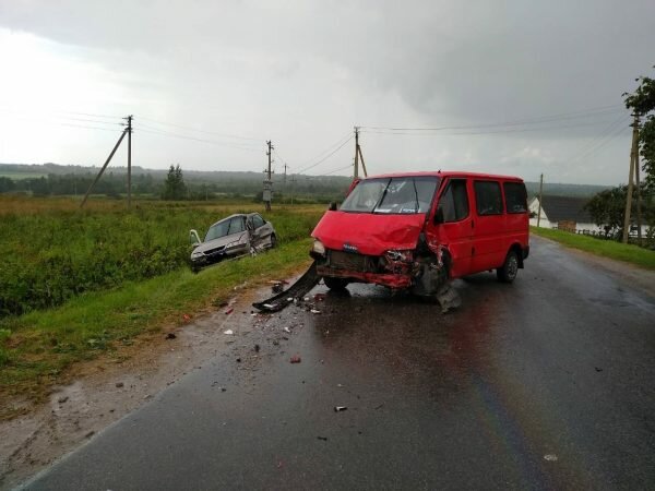 В Глубокском районе девушка на легковушке влетела под микроавтобус. Фото ГАИ