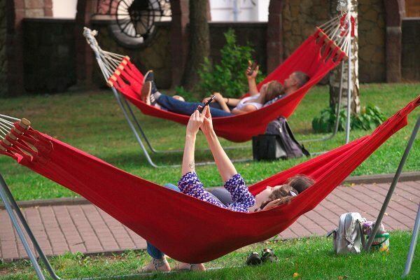 Красные гамаки от МТС в Витебске у ратуши. Фото Сергея Серебро