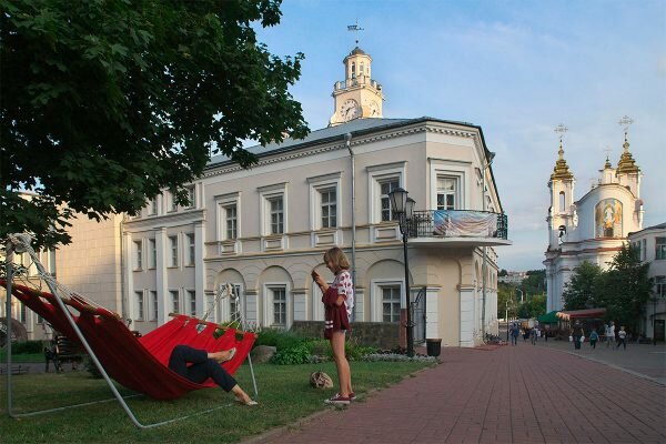 Красные гамаки от МТС в Витебске у ратуши. Фото Сергея Серебро