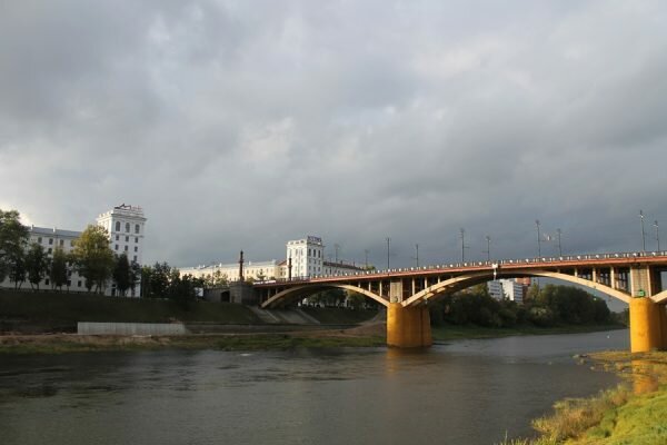  В Витебске начались работы по заделке трещины на Кировском мосту. Фото Юрия Шепелева