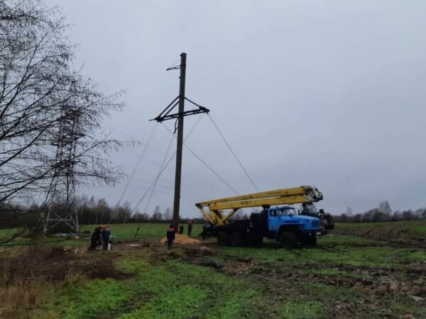 Работники филиала «Полоцкие электрические сети» РУП «Витебскэнерго» уже заменили сломанную опору воздушной линии электроснабжения 110 кВ. Фото Витебскэнерго