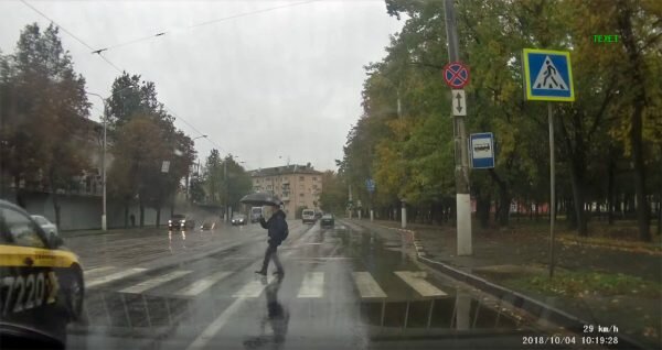 Автомобиль такси сервиса 7220 едва не совершил наезд на школьника, переходившего улицу Буденного в Витебске. Кадр из записи видеорегистратора