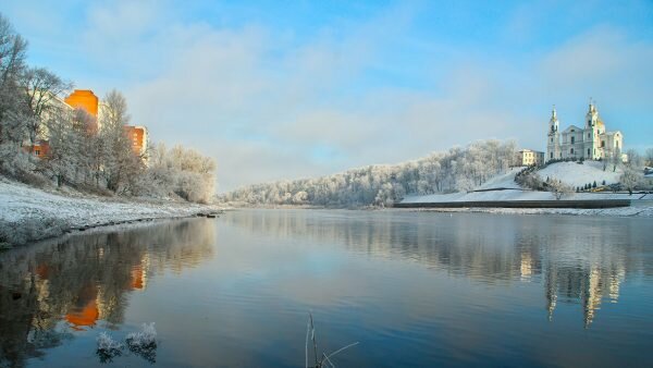 Вид на Успенский собор в инее с Двины. Фото Сергея Серебро