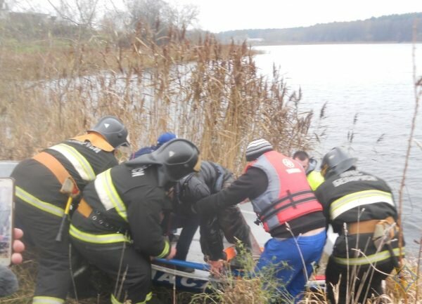 Еще одного рыбака выудили из воды спасатели — в Глубоком тоже перевернулась лодка. Фото МЧС