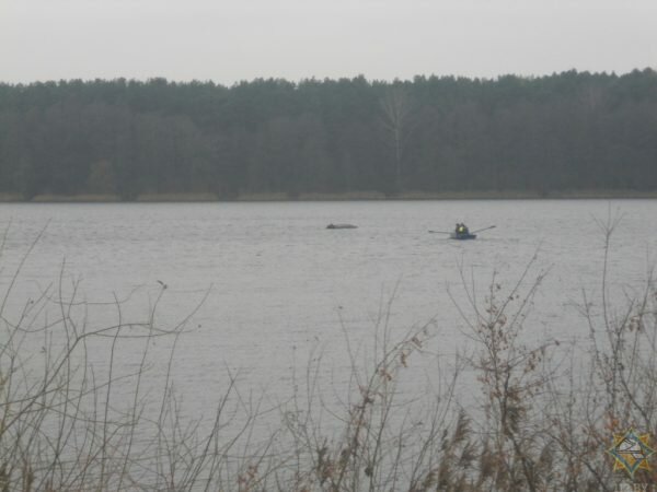Еще одного рыбака выудили из воды спасатели — в Глубоком тоже перевернулась лодка. Фото МЧС