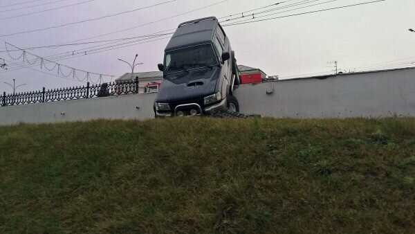В центре Витебска джип пробил ограждение моста и чуть не свалился в реку. Фото ГАИ