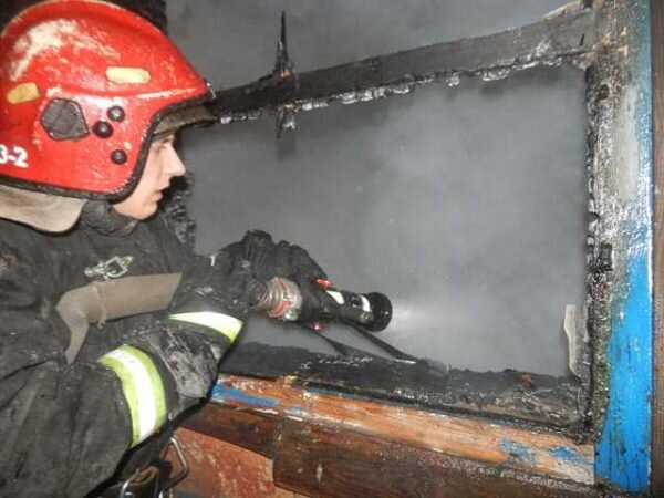 В Орше под обрушившимися конструкциями пожарные нашли тело мужчины. Фото МЧС
