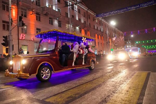 Новогодний парад Дедов Морозов в Витебске. Фото Сергея Серебро